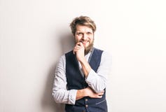 Πορτρέτο ενός νέου ατόμου hipster σε ένα στούντιο, γέλιο διάστημα αντιγράφων Στοκ Εικόνα Πορτρέτο ενός νέου ατόμου hipster σε ένα στούντιο, γέλιο διάστημα αντιγράφων Στοκ Εικόνα