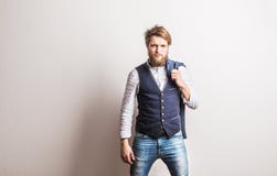 Πορτρέτο ενός νέου ατόμου hipster σε ένα στούντιο διάστημα αντιγράφων Στοκ Εικόνες Πορτρέτο ενός νέου ατόμου hipster σε ένα στούντιο διάστημα αντιγράφων Στοκ Εικόνες