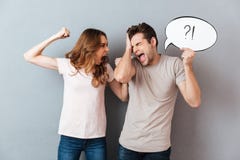 Πορτρέτο ενός νέου εξαγριωμένου ζεύγους που έχει ένα επιχείρημα στοκ φωτογραφία Πορτρέτο ενός νέου εξαγριωμένου ζεύγους που έχει ένα επιχείρημα στοκ φωτογραφία