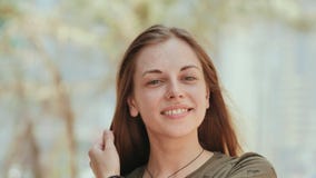 Πορτρέτο ενός νέου και χαμογελώντας κοριτσιού στη θερινή ημέρα στενό πρόσωπο - επάνω στενό πρόσωπο - επάνω φιλμ μικρού μήκους Πορτρέτο ενός νέου και χαμογελώντας κοριτσιού στη θερινή ημέρα στενό πρόσωπο - επάνω στενό πρόσωπο - επάνω φιλμ μικρού μήκους