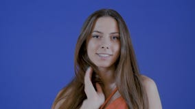 Πορτρέτο ενός νέου κοριτσιού με ένα καλό χαμόγελο Αυτό αφήνει τη ζώνη καμίας οξύτητας και πηγαίνει στη κάμερα στην εστίαση απόθεμα βίντεο Πορτρέτο ενός νέου κοριτσιού με ένα καλό χαμόγελο Αυτό αφήνει τη ζώνη καμίας οξύτητας και πηγαίνει στη κάμερα στην εστίαση απόθεμα βίντεο