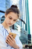 Πορτρέτο ενός νέου κοριτσιού με ένα κινητό τηλέφωνο, κάθετη φωτογραφία στοκ φωτογραφίες με δικαίωμα ελεύθερης χρήσης Πορτρέτο ενός νέου κοριτσιού με ένα κινητό τηλέφωνο, κάθετη φωτογραφία στοκ φωτογραφίες με δικαίωμα ελεύθερης χρήσης
