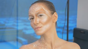 Πορτρέτο ενός νέου κοριτσιού με τα μεγάλα eyelashes Προετοιμασία για έναν καλλιτεχνικό βλαστό φωτογραφιών απόθεμα βίντεο Πορτρέτο ενός νέου κοριτσιού με τα μεγάλα eyelashes Προετοιμασία για έναν καλλιτεχνικό βλαστό φωτογραφιών απόθεμα βίντεο