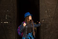 Πορτρέτο ενός νέου κοριτσιού στο υπόβαθρο της παλαιάς μαύρης πύλης στην πόλη Lviv στοκ εικόνα με δικαίωμα ελεύθερης χρήσης Πορτρέτο ενός νέου κοριτσιού στο υπόβαθρο της παλαιάς μαύρης πύλης στην πόλη Lviv στοκ εικόνα με δικαίωμα ελεύθερης χρήσης