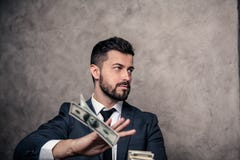 Πορτρέτο ενός νέου όμορφου επιχειρηματία που ρίχνει έξω τα τραπεζογρα στοκ εικόνες Πορτρέτο ενός νέου όμορφου επιχειρηματία που ρίχνει έξω τα τραπεζογρα στοκ εικόνες