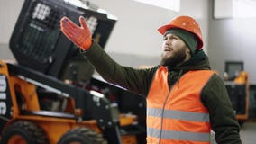 Πορτρέτο ενός νέου όμορφου μηχανικού αυτοκινήτων σε ένα εργαστήριο αυτοκινήτων, στο υπόβαθρο της υπηρεσίας Μπαίνει σε ένα γκαράζ απόθεμα βίντεο Πορτρέτο ενός νέου όμορφου μηχανικού αυτοκινήτων σε ένα εργαστήριο αυτοκινήτων, στο υπόβαθρο της υπηρεσίας Μπαίνει σε ένα γκαράζ απόθεμα βίντεο