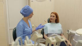 Πορτρέτο ενός οδοντιάτρου γιατρών με έναν ασθενή κοριτσιών, παρουσιάζουν αντίχειρά τους απόθεμα βίντεο Πορτρέτο ενός οδοντιάτρου γιατρών με έναν ασθενή κοριτσιών, παρουσιάζουν αντίχειρά τους απόθεμα βίντεο