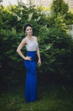 Πορτρέτο ενός όμορφου brunette σε μια άσπρη μπλούζα και της μπλε φούστας στην πλήρη αύξηση στοκ εικόνα με δικαίωμα ελεύθερης χρήσης Πορτρέτο ενός όμορφου brunette σε μια άσπρη μπλούζα και της μπλε φούστας στην πλήρη αύξηση στοκ εικόνα με δικαίωμα ελεύθερης χρήσης