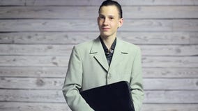 Πορτρέτο ενός όμορφου ευτυχούς χαμογελώντας ατόμου με έναν χαρτοφύλακα στο χαμόγελο χεριών του απόθεμα βίντεο Πορτρέτο ενός όμορφου ευτυχούς χαμογελώντας ατόμου με έναν χαρτοφύλακα στο χαμόγελο χεριών του απόθεμα βίντεο