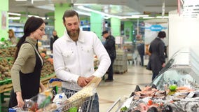 Πορτρέτο ενός όμορφου ζεύγους που επιλέγει τα ψάρια στην υπεραγορά Ψάρια αγοράς ζεύγους απόθεμα βίντεο Πορτρέτο ενός όμορφου ζεύγους που επιλέγει τα ψάρια στην υπεραγορά Ψάρια αγοράς ζεύγους απόθεμα βίντεο