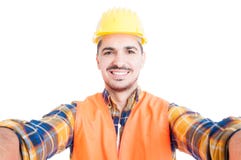 Πορτρέτο κινηματογραφήσεων σε πρώτο πλάνο του χαρούμενου χαμογελώντας μηχανικού που παίρνει ένα selfie στοκ εικόνες με δικαίωμα ελεύθερης χρήσης Πορτρέτο κινηματογραφήσεων σε πρώτο πλάνο του χαρούμενου χαμογελώντας μηχανικού που παίρνει ένα selfie στοκ εικόνες με δικαίωμα ελεύθερης χρήσης