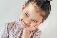 Πορτρέτο κινηματογραφήσεων σε πρώτο πλάνο σε ένα λευκό ευτυχές χαρούμενο μικρό κορίτσι υποβάθρου στοκ φωτογραφίες Πορτρέτο κινηματογραφήσεων σε πρώτο πλάνο σε ένα λευκό ευτυχές χαρούμενο μικρό κορίτσι υποβάθρου στοκ φωτογραφίες