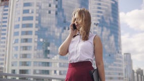 Πορτρέτο κινηματογραφήσεων σε πρώτο πλάνο μιας γυναίκας σε ένα επίσημο κοστούμι Νέα επιχειρησιακή γυναίκα που μιλά σε ένα smartph φιλμ μικρού μήκους Πορτρέτο κινηματογραφήσεων σε πρώτο πλάνο μιας γυναίκας σε ένα επίσημο κοστούμι Νέα επιχειρησιακή γυναίκα που μιλά σε ένα smartph φιλμ μικρού μήκους
