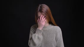 Πορτρέτο κινηματογραφήσεων σε πρώτο πλάνο νέο καυκάσιο να πάρει κοριτσιών που στενοχωρούνται και της λύπης κάνοντας κάτι που χτυπ φιλμ μικρού μήκους Πορτρέτο κινηματογραφήσεων σε πρώτο πλάνο νέο καυκάσιο να πάρει κοριτσιών που στενοχωρούνται και της λύπης κάνοντας κάτι που χτυπ φιλμ μικρού μήκους