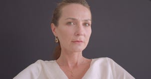 Πορτρέτο κινηματογραφήσεων σε πρώτο πλάνο της ανώτερης καυκάσιας γυναίκας brunette που εξετάζει τη συνεδρίαση καμερών στην πολυθρ απόθεμα βίντεο Πορτρέτο κινηματογραφήσεων σε πρώτο πλάνο της ανώτερης καυκάσιας γυναίκας brunette που εξετάζει τη συνεδρίαση καμερών στην πολυθρ απόθεμα βίντεο