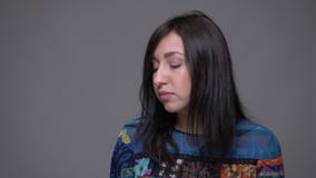 Πορτρέτο κινηματογραφήσεων σε πρώτο πλάνο της θηλυκής χαλάρωσης χορού ενήλικου καυκάσιου brunette μπροστά από τη κάμερα με το υπό απόθεμα βίντεο Πορτρέτο κινηματογραφήσεων σε πρώτο πλάνο της θηλυκής χαλάρωσης χορού ενήλικου καυκάσιου brunette μπροστά από τη κάμερα με το υπό απόθεμα βίντεο