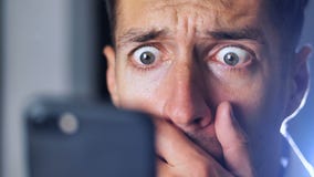 Πορτρέτο κινηματογραφήσεων σε πρώτο πλάνο του έκπληκτου ατόμου που διαβάζει τις απροσδόκητες ειδήσεις στο έξυπνο τηλέφωνό του απόθεμα βίντεο Πορτρέτο κινηματογραφήσεων σε πρώτο πλάνο του έκπληκτου ατόμου που διαβάζει τις απροσδόκητες ειδήσεις στο έξυπνο τηλέφωνό του απόθεμα βίντεο