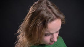 Πορτρέτο κινηματογραφήσεων σε πρώτο πλάνο του ενήλικου καυκάσιου θηλυκού πρότυπου προσώπου που εξετάζει ευθέος τη κάμερα και που φιλμ μικρού μήκους Πορτρέτο κινηματογραφήσεων σε πρώτο πλάνο του ενήλικου καυκάσιου θηλυκού πρότυπου προσώπου που εξετάζει ευθέος τη κάμερα και που φιλμ μικρού μήκους