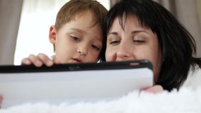 Πορτρέτο μιας γυναίκας και ενός παιδιού Μια μητέρα και ένα μικρό αγόρι χρησιμοποιούν έναν υπολογιστή ταμπλετών για να καλέσουν, ν φιλμ μικρού μήκους Πορτρέτο μιας γυναίκας και ενός παιδιού Μια μητέρα και ένα μικρό αγόρι χρησιμοποιούν έναν υπολογιστή ταμπλετών για να καλέσουν, ν φιλμ μικρού μήκους