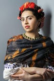 Πορτρέτο μιας γυναίκας στην εικόνα Frida Kahlo στοκ φωτογραφία Πορτρέτο μιας γυναίκας στην εικόνα Frida Kahlo στοκ φωτογραφία