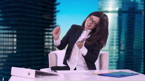 Πορτρέτο μιας επιχειρησιακής γυναίκας σε ένα επιχειρησιακό κοστούμι Χαμογελώντας μιλά στο τηλέφωνο και υπογράφει μια σύμβαση Το δ απόθεμα βίντεο Πορτρέτο μιας επιχειρησιακής γυναίκας σε ένα επιχειρησιακό κοστούμι Χαμογελώντας μιλά στο τηλέφωνο και υπογράφει μια σύμβαση Το δ απόθεμα βίντεο