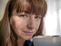 Πορτρέτο μιας νέας γυναίκας brunette, που φαίνεται ευθύ, κινηματογράφηση σε πρώτο πλάνο στοκ φωτογραφία Πορτρέτο μιας νέας γυναίκας brunette, που φαίνεται ευθύ, κινηματογράφηση σε πρώτο πλάνο στοκ φωτογραφία