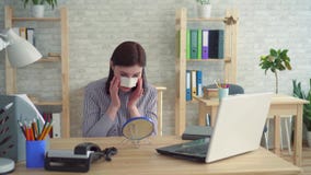 Πορτρέτο μιας νέας γυναίκας μετά από τη πλαστική χειρουργική στο πρόσ απόθεμα βίντεο Πορτρέτο μιας νέας γυναίκας μετά από τη πλαστική χειρουργική στο πρόσ απόθεμα βίντεο