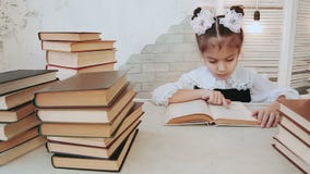 Πορτρέτο μιας νέας μαθήτριας, η οποία κάθισε στον πίνακα διαβάζοντας ένα βιβλίο απόθεμα βίντεο Πορτρέτο μιας νέας μαθήτριας, η οποία κάθισε στον πίνακα διαβάζοντας ένα βιβλίο απόθεμα βίντεο