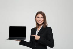 Πορτρέτο μιας χαμογελώντας επιχειρηματία στο κοστούμι που δείχνει το δάχτυλο Στοκ φωτογραφία με δικαίωμα ελεύθερης χρήσης Πορτρέτο μιας χαμογελώντας επιχειρηματία στο κοστούμι που δείχνει το δάχτυλο Στοκ φωτογραφία με δικαίωμα ελεύθερης χρήσης