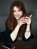 Πορτρέτο μιας χαριτωμένης αρκετά redhead γυναίκας που περιμένει σε έναν καφέ που απολαμβάνει το διάλειμμα ελεύθερου χρόνου με ένα στοκ εικόνα Πορτρέτο μιας χαριτωμένης αρκετά redhead γυναίκας που περιμένει σε έναν καφέ που απολαμβάνει το διάλειμμα ελεύθερου χρόνου με ένα στοκ εικόνα