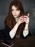 Πορτρέτο μιας χαριτωμένης αρκετά redhead γυναίκας που περιμένει σε έναν καφέ που απολαμβάνει το διάλειμμα ελεύθερου χρόνου με ένα στοκ εικόνες Πορτρέτο μιας χαριτωμένης αρκετά redhead γυναίκας που περιμένει σε έναν καφέ που απολαμβάνει το διάλειμμα ελεύθερου χρόνου με ένα στοκ εικόνες
