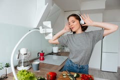 Πορτρέτο μιας χαρωπής νέας γυναίκας που ακούει τη μουσική Στοκ Φωτογραφίες Πορτρέτο μιας χαρωπής νέας γυναίκας που ακούει τη μουσική Στοκ Φωτογραφίες