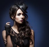Πορτρέτο μόδας μιας γυναίκας brunette στα μαύρα ενδύματα στοκ εικόνες με δικαίωμα ελεύθερης χρήσης Πορτρέτο μόδας μιας γυναίκας brunette στα μαύρα ενδύματα στοκ εικόνες με δικαίωμα ελεύθερης χρήσης