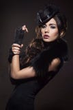 Πορτρέτο μόδας μιας γυναίκας brunette στα μαύρα ενδύματα στοκ φωτογραφία με δικαίωμα ελεύθερης χρήσης Πορτρέτο μόδας μιας γυναίκας brunette στα μαύρα ενδύματα στοκ φωτογραφία με δικαίωμα ελεύθερης χρήσης