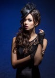 Πορτρέτο μόδας μιας γυναίκας brunette στα μαύρα ενδύματα στοκ εικόνα με δικαίωμα ελεύθερης χρήσης Πορτρέτο μόδας μιας γυναίκας brunette στα μαύρα ενδύματα στοκ εικόνα με δικαίωμα ελεύθερης χρήσης