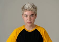 Πορτρέτο ομορφιάς της όμορφης νέας transgender πρότυπης τοποθέτησης ατόμων εφήβων ευτυχούς στοκ φωτογραφίες Πορτρέτο ομορφιάς της όμορφης νέας transgender πρότυπης τοποθέτησης ατόμων εφήβων ευτυχούς στοκ φωτογραφίες