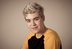 Πορτρέτο ομορφιάς της όμορφης νέας transgender πρότυπης τοποθέτησης ατόμων εφήβων ευτυχούς στοκ φωτογραφία με δικαίωμα ελεύθερης χρήσης Πορτρέτο ομορφιάς της όμορφης νέας transgender πρότυπης τοποθέτησης ατόμων εφήβων ευτυχούς στοκ φωτογραφία με δικαίωμα ελεύθερης χρήσης