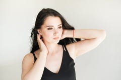 Πορτρέτο ομορφιάς του θηλυκού προσώπου με το φυσικό δέρμα στο άσπρο υπόβαθρο στοκ φωτογραφία με δικαίωμα ελεύθερης χρήσης Πορτρέτο ομορφιάς του θηλυκού προσώπου με το φυσικό δέρμα στο άσπρο υπόβαθρο στοκ φωτογραφία με δικαίωμα ελεύθερης χρήσης