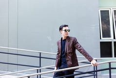 Πορτρέτο που γοητεύει τον όμορφο νέο επιχειρηματία Το ελκυστικό άτομο είναι στοκ φωτογραφία Πορτρέτο που γοητεύει τον όμορφο νέο επιχειρηματία Το ελκυστικό άτομο είναι στοκ φωτογραφία