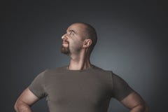 Πορτρέτο στούντιο ενός ατόμου με μια ικανοποιημένη και υπερήφανη έκφραση, πλάγια όψη στοκ φωτογραφία Πορτρέτο στούντιο ενός ατόμου με μια ικανοποιημένη και υπερήφανη έκφραση, πλάγια όψη στοκ φωτογραφία
