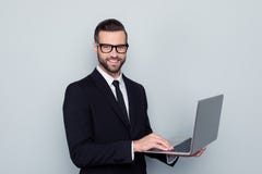 Πορτρέτο συγκινημένου όμορφου ευχάριστου με την ακτινοβολία του οδοντωτού smil στοκ φωτογραφία Πορτρέτο συγκινημένου όμορφου ευχάριστου με την ακτινοβολία του οδοντωτού smil στοκ φωτογραφία