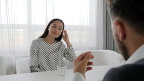 Πορτρέτο της άθλιας γυναίκας που κάθεται στον πίνακα στον ψυχοθεραπευτή, το διάλογο του εργαζομένου γραφείων και τον προϊστάμενο, Πορτρέτο της άθλιας γυναίκας που κάθεται στον πίνακα στον ψυχοθεραπευτή, το διάλογο του εργαζομένου γραφείων και τον προϊστάμενο,