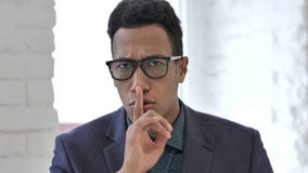 Πορτρέτο της αφρικανικής gesturing σιωπής επιχειρηματιών, δάχτυλο στα χείλια απόθεμα βίντεο Πορτρέτο της αφρικανικής gesturing σιωπής επιχειρηματιών, δάχτυλο στα χείλια απόθεμα βίντεο