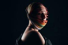 Πορτρέτο της γυναίκας με το χρωματισμένο quilling έγγραφο για το κεφάλι Στοκ Φωτογραφία Πορτρέτο της γυναίκας με το χρωματισμένο quilling έγγραφο για το κεφάλι Στοκ Φωτογραφία