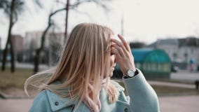 Πορτρέτο της ελκυστικής καυκάσιας ξανθής γυναίκας Αναμονή και ενθουσιασμός Ενήλικο θηλυκό της δεκαετίας του '30 στο μοντέρνα παλτ φιλμ μικρού μήκους Πορτρέτο της ελκυστικής καυκάσιας ξανθής γυναίκας Αναμονή και ενθουσιασμός Ενήλικο θηλυκό της δεκαετίας του '30 στο μοντέρνα παλτ φιλμ μικρού μήκους