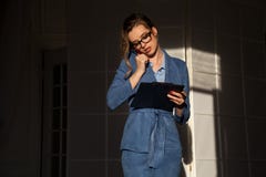 Πορτρέτο της επιχειρησιακής γυναίκας στις συζητήσεις μιας επιχειρησιακών κοστουμιών γραφείων εργασίας στοκ εικόνες με δικαίωμα ελεύθερης χρήσης Πορτρέτο της επιχειρησιακής γυναίκας στις συζητήσεις μιας επιχειρησιακών κοστουμιών γραφείων εργασίας στοκ εικόνες με δικαίωμα ελεύθερης χρήσης