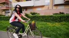 Πορτρέτο της ευτυχούς νέας γυναίκας στο ποδήλατο Έχει πολλή διασκέδαση φιλμ μικρού μήκους Πορτρέτο της ευτυχούς νέας γυναίκας στο ποδήλατο Έχει πολλή διασκέδαση φιλμ μικρού μήκους