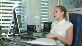 Πορτρέτο της νέας δυστυχισμένης επιχειρησιακής γυναίκας στο γραφείο στην αρχή φιλμ μικρού μήκους Πορτρέτο της νέας δυστυχισμένης επιχειρησιακής γυναίκας στο γραφείο στην αρχή φιλμ μικρού μήκους