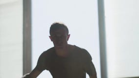 Πορτρέτο της νέας εμπαθούς απόδοσης χορευτών χιπ-χοπ μπροστά από τη κάμερα κοντά επάνω Το άτομο τεντώνει τα όπλα του μπροστινά απόθεμα βίντεο Πορτρέτο της νέας εμπαθούς απόδοσης χορευτών χιπ-χοπ μπροστά από τη κάμερα κοντά επάνω Το άτομο τεντώνει τα όπλα του μπροστινά απόθεμα βίντεο