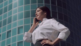 Πορτρέτο της νέας επιχειρησιακής γυναίκας που κάνει ένα τηλεφώνημα και που μιλά smilingly φιλμ μικρού μήκους Πορτρέτο της νέας επιχειρησιακής γυναίκας που κάνει ένα τηλεφώνημα και που μιλά smilingly φιλμ μικρού μήκους